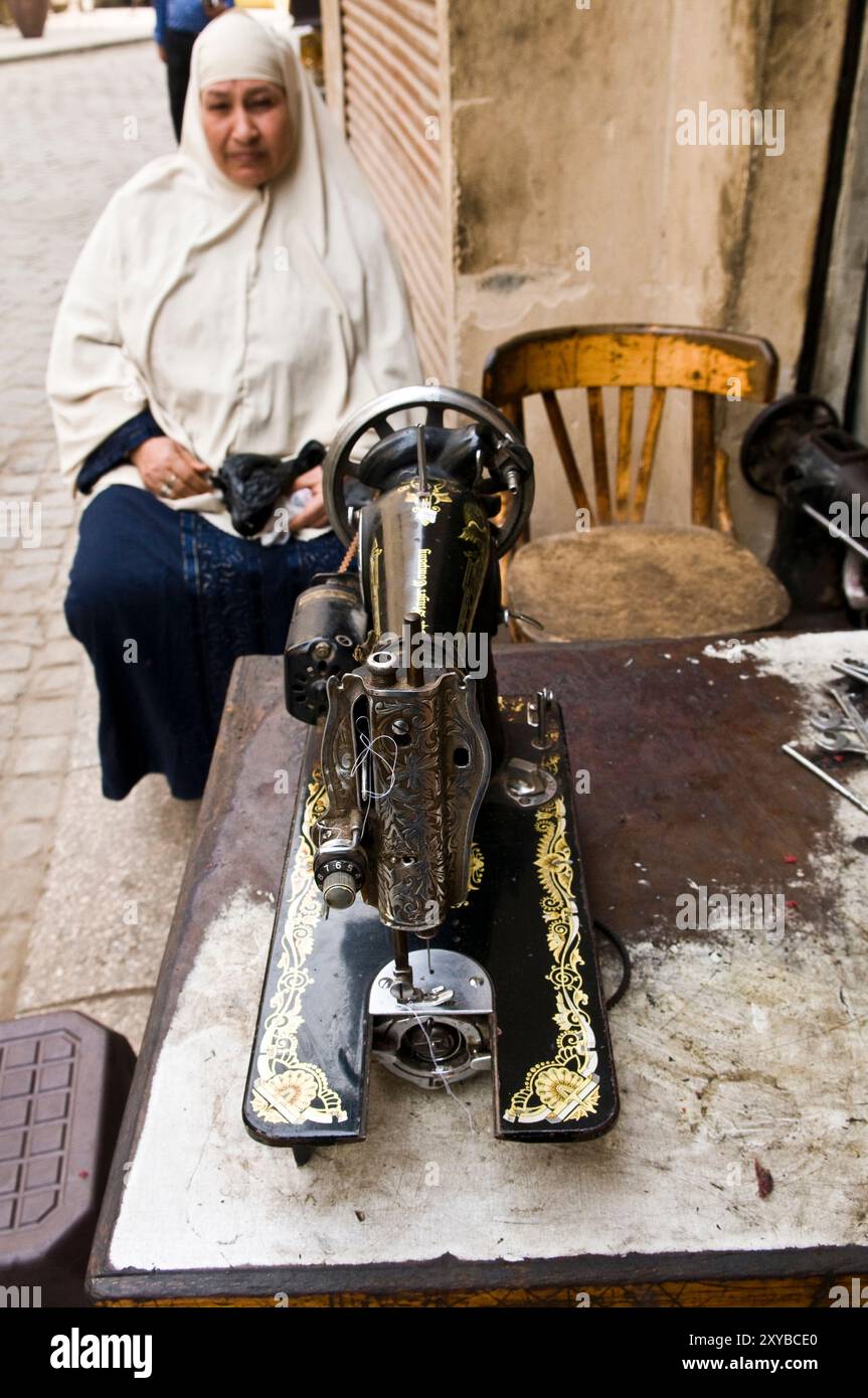 Un vecchio cantante semina la macchina è ancora in uso in Cairo Foto Stock