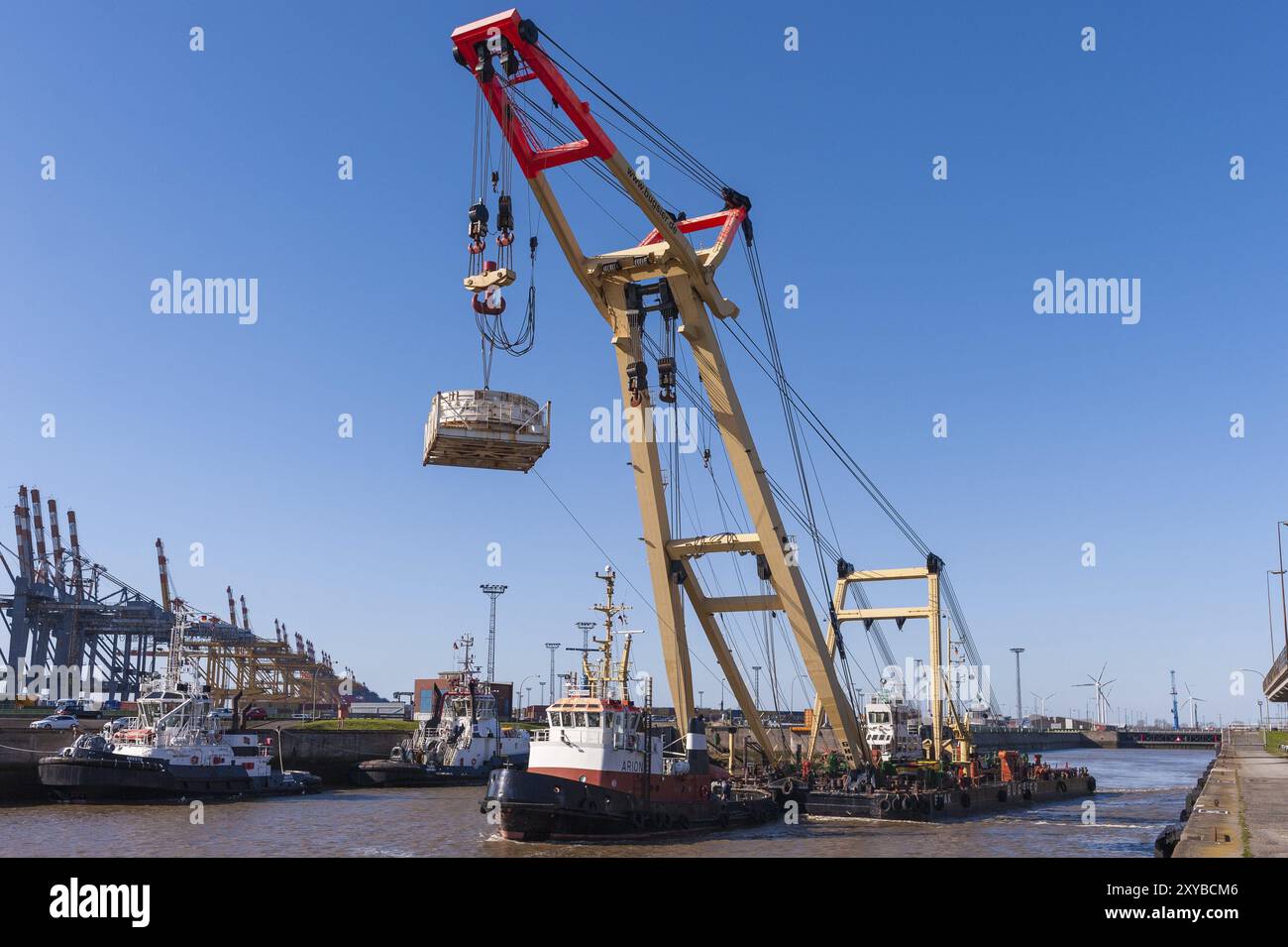 Gru galleggiante Enak con carico. Gru galleggiante Enak in azione Foto Stock