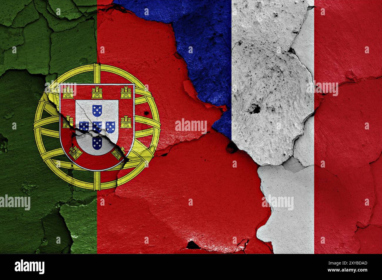 Bandiere di Portogallo e Francia dipinte su pareti fessurate Foto Stock