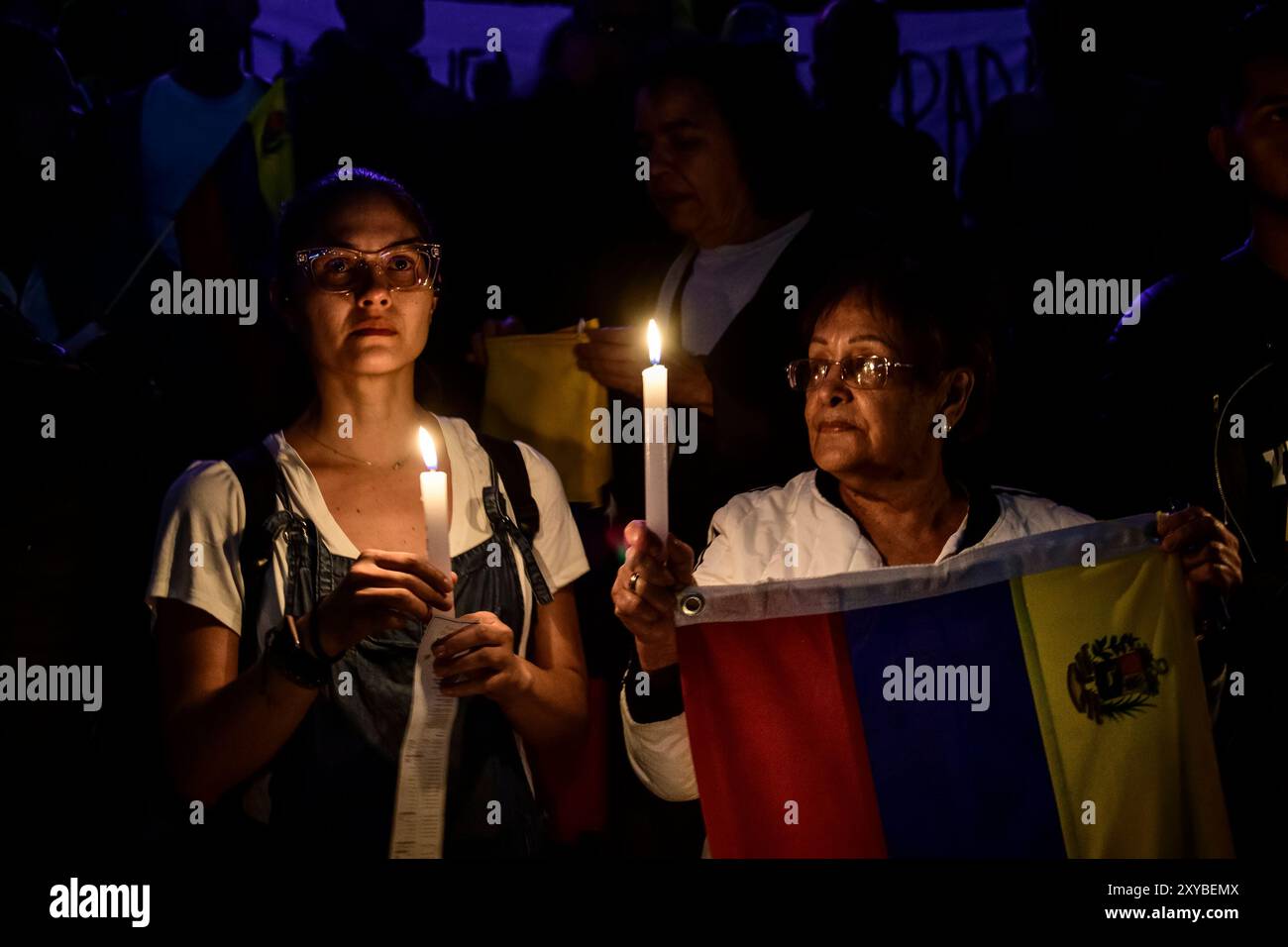 Città del Messico, Messico. 28 agosto 2024. I sostenitori dell'opposizione venezuelana pregano durante una manifestazione ai piedi del Monumento alla Rivoluzione, a città del Messico, dove hanno anche parlato per chiedere la partenza di Nicolas Maduro dal potere e il riconoscimento di Edmundo Gonzalez come il vincitore virtuale delle elezioni venezuelane che si sono svolte il 28 luglio. (Credit Image: © Jorge Nunez/ZUMA Press Wire) SOLO PER USO EDITORIALE! Non per USO commerciale! Foto Stock