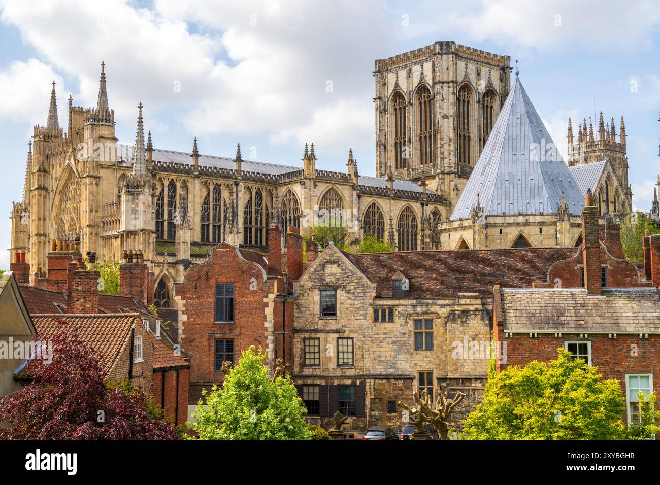 Paesaggio urbano panoramico di York con York Minster, conosciuta anche come la Chiesa di San Pietro o la Cattedrale di York. Skyline di York della città vecchia nel North Yorkshire, Regno Unito. Foto Stock