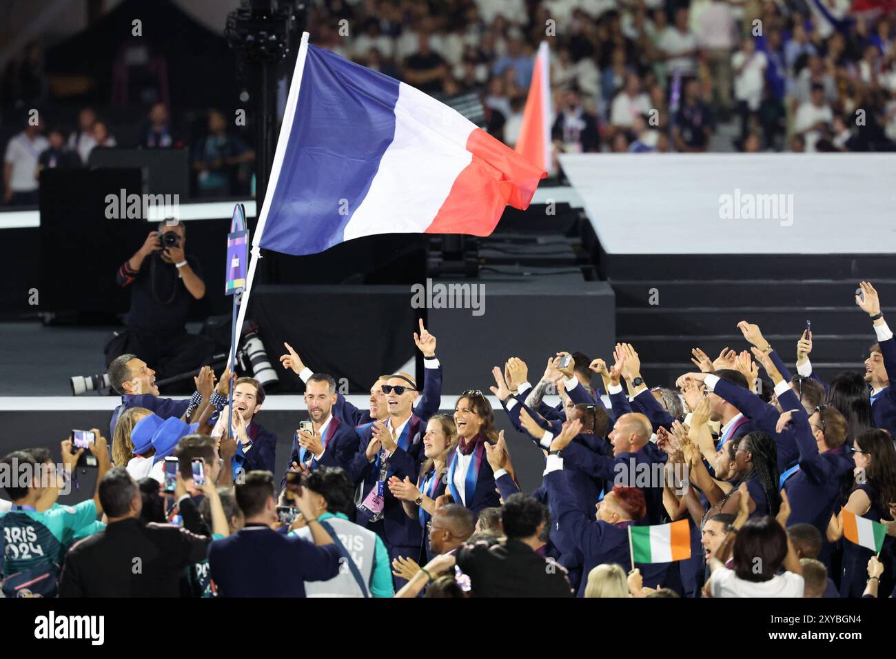 Parigi, Francia. 28 agosto 2024. I membri della delegazione francese arrivano per la cerimonia di apertura dei Giochi Paralimpici di Parigi 2024 a Parigi, Francia, 28 agosto 2024. Crediti: Hou Jun/Xinhua/Alamy Live News Foto Stock