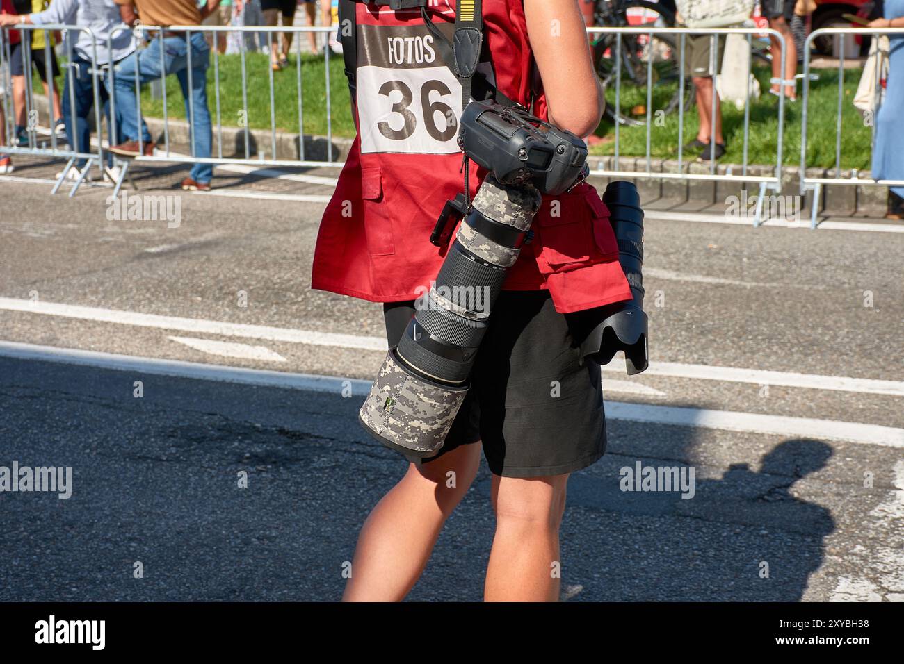 Bayona, Pontevedra, Spagna; 27 agosto 2024; un gruppo di fotografi professionisti in attesa con le loro macchine fotografiche, attendono con impazienza gli ultimi momenti di a spor Foto Stock