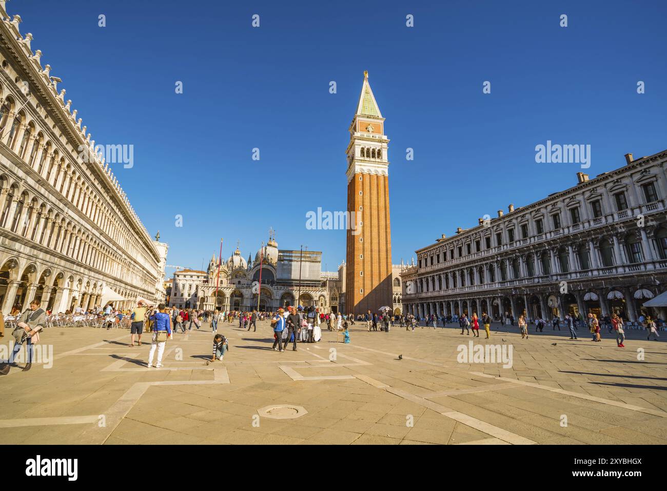 Venezia, Italia, 20 ottobre 2015: Veduta dei turisti che camminano nella storica Piazza San Marco nelle giornate di sole a Venezia, Italia, Europa Foto Stock