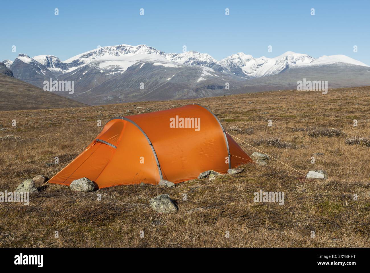 Tenda con vista sulla montagna più alta della Svezia, Kebnekaise, Kebnekaisefjaell, Norrbotten, Lapponia, Svezia, settembre 2012, Europa Foto Stock