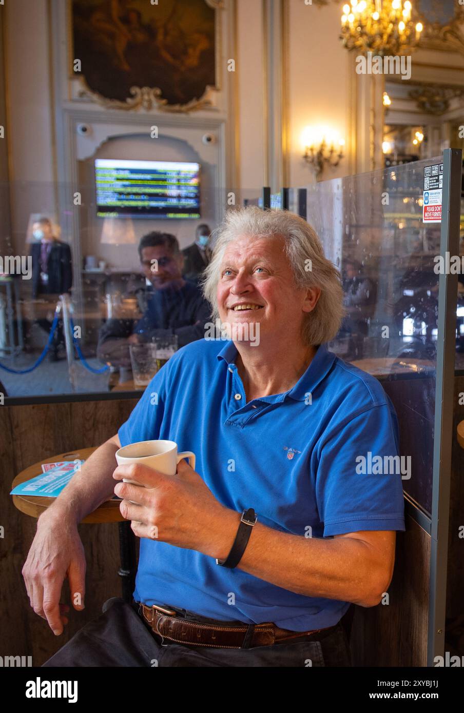 Foto del file del 16/10/20 del fondatore e presidente di JD Wetherspoon, Tim Martin. Il fondatore di JD Wetherspoon ha respinto le chiamate per limitare il consumo di alcol negli aeroporti dopo che il capo di Ryanair Michael o'Leary ha chiesto controlli più severi. Data di pubblicazione: Giovedì 29 agosto 2024. Foto Stock