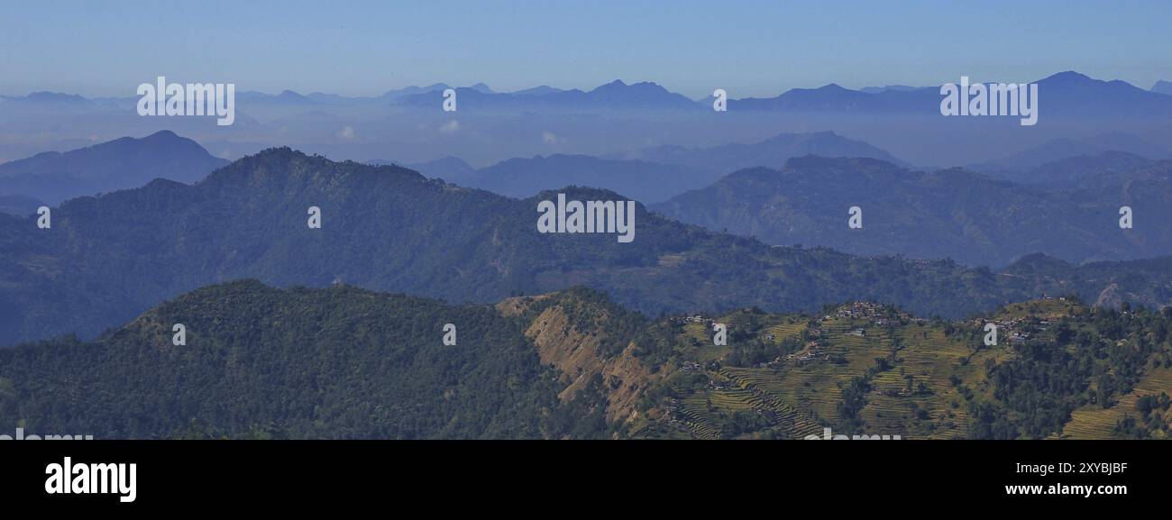 Maling, villaggio sulla cima di una collina. Colline e valli vicino a Pokhara, Nepal, Asia Foto Stock