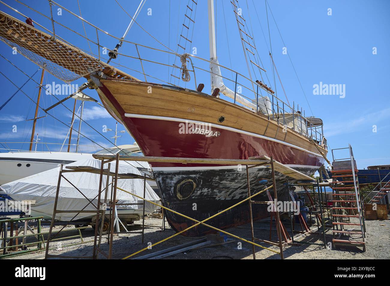 Un grande veliero in legno in bacino di carenaggio con vernice rossa e cielo blu sullo sfondo, Patmos Marine, cantiere navale, Diakofti, Patmos, Dodecaneso, il greco sì Foto Stock