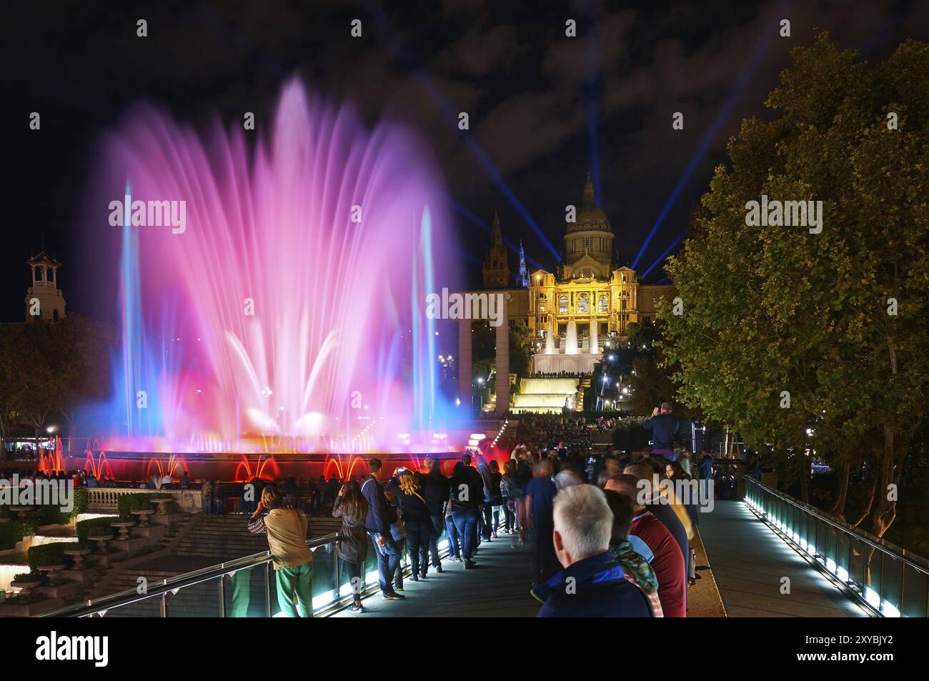 Fontana magica Barcellona piena di colori di notte, in Spagna Foto Stock