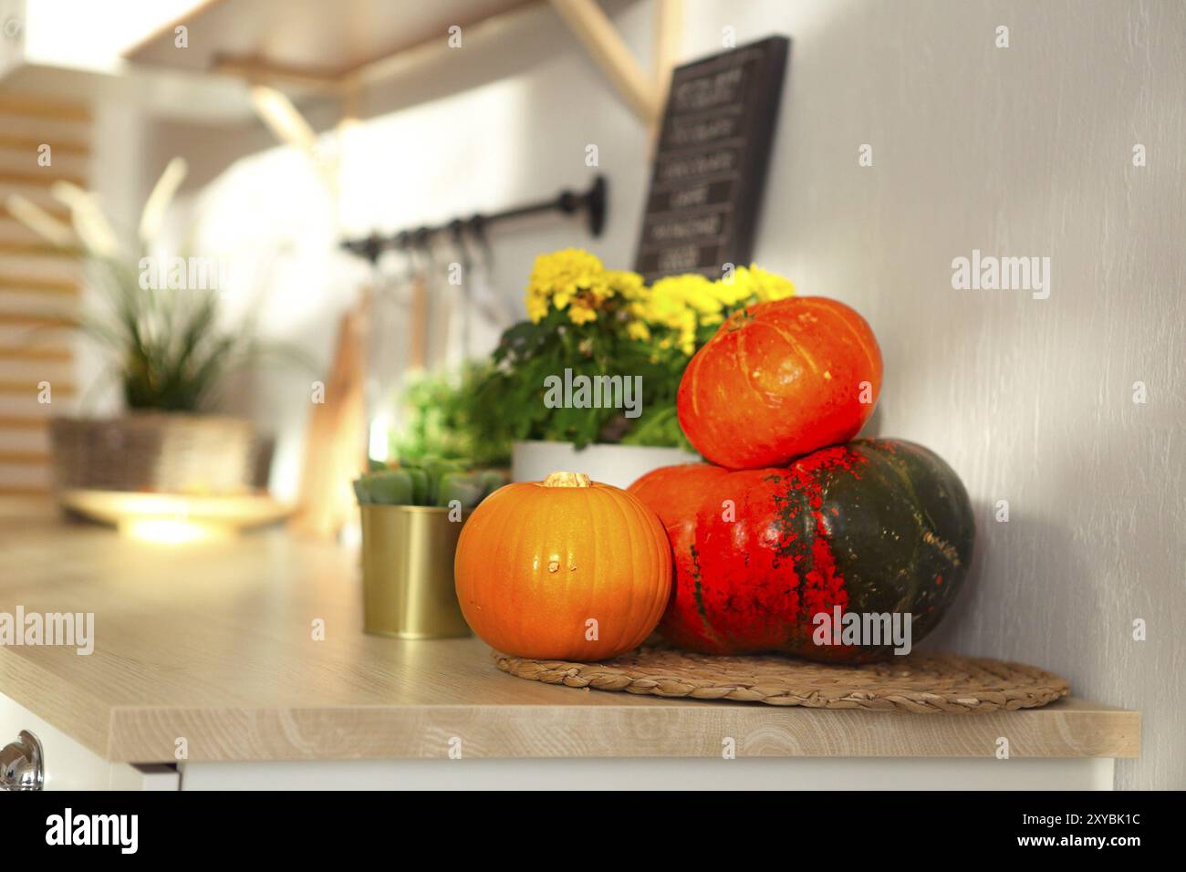Dettaglio poco bianco cucina moderna con zucche sul piano di lavoro in legno Foto Stock