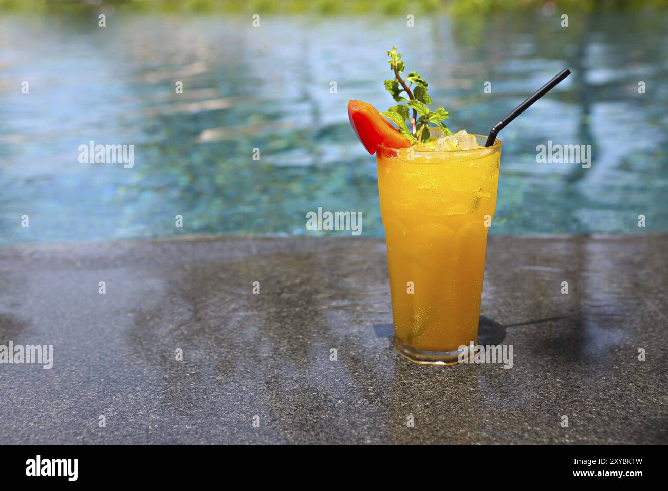 Cocktail Mai Tai con rum leggero, rum scuro, Orange Curacao, sciroppo di mandorla, calce, i cubetti di ghiaccio, ananas e menta in piscina. Vacanze estive Foto Stock