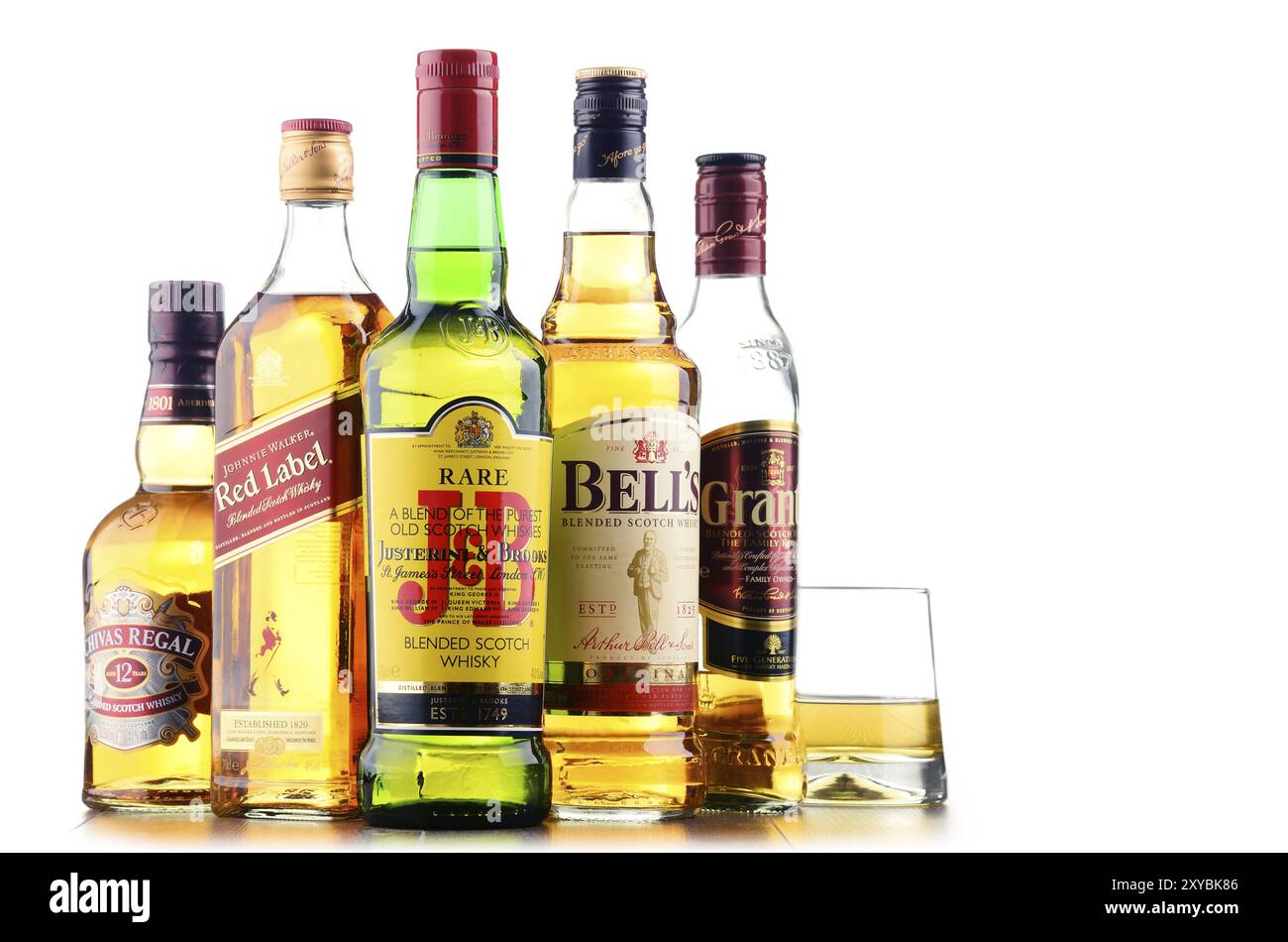 Il whiskey è il liquore più popolare al mondo. Originato probabilmente in Irlanda, ora è prodotto anche in India, Scozia, Stati Uniti, Canada e Giappone, No Foto Stock