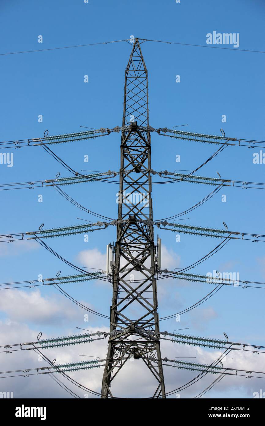 Foto di un pilone elettronico che mostra i nuovi trasmettitori di segnale telefonico 5G in una giornata di cielo blu con alcune nuvole nel cielo Foto Stock