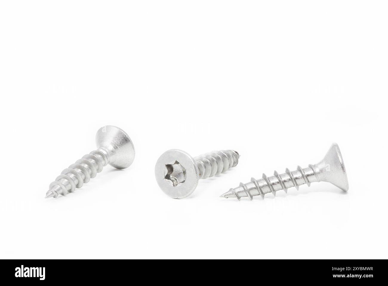 Viti per legno su sfondo bianco Foto Stock