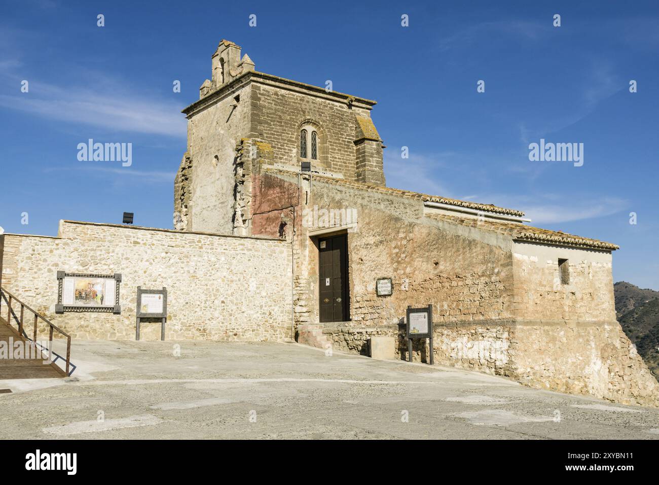 primitiva iglesia parroquial de Nuestra Senora de la Encarnacion, sigloXVII, Castillo de Alora, siglo X, Cerro de Las Torres. monumento nacional, Alor Foto Stock