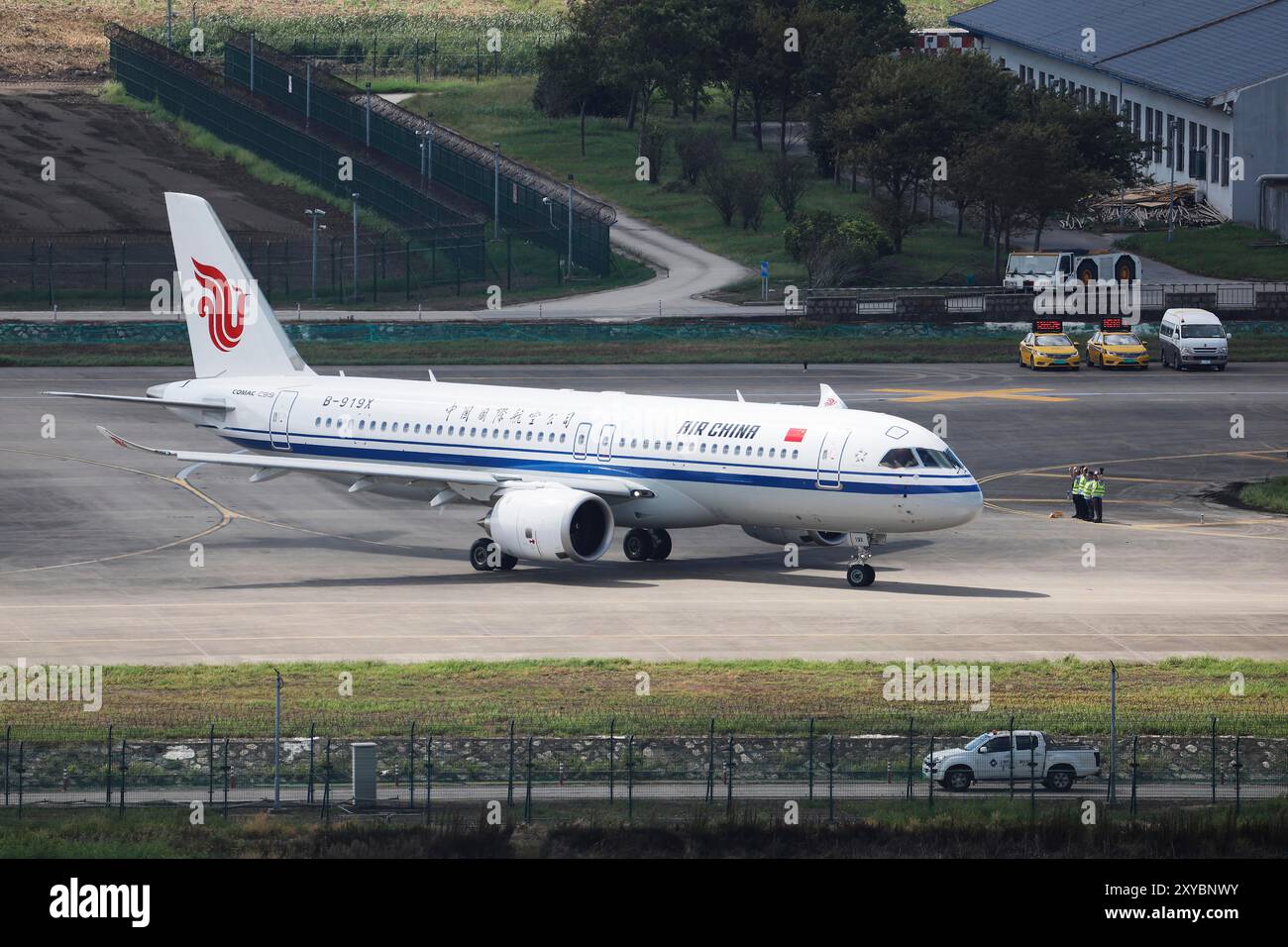 Il 29 agosto, il primo C919 di Air China produsse sul mercato nazionale grandi aerei passeggeri, numerati B-919X, rullati all'aeroporto internazionale di Shanghai Pudong. Shanghai, Cina.28 agosto 2024.la sera del 28 agosto, Air China e China Southern Airlines hanno simultaneamente consegnato il primo velivolo passeggeri di grandi dimensioni prodotto sul mercato interno C919 presso la Pudong base del COMAC Final Assembly and Manufacturing Center. Ciò indica che il C919, prodotto a livello nazionale, è in procinto di entrare in una nuova fase di funzionamento multiutente. Credito: Yin Liqin/China News Service/Alamy Live News Foto Stock