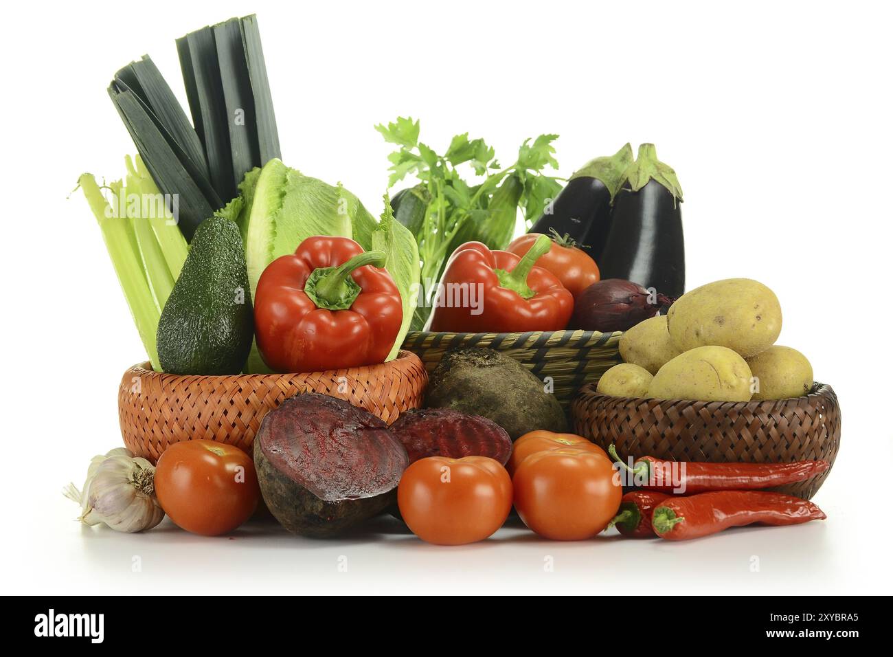 Composizione con verdure fresche e ciotola isolata su fondo bianco Foto Stock