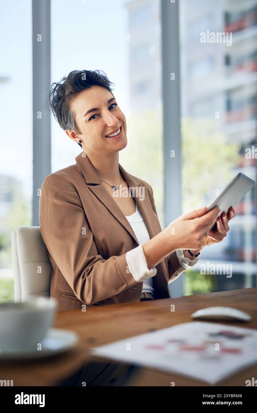 Donna, tablet e ritratto in ufficio per lavoro, agenda e app per programmi in città. Addetto alla reception, tecnico e occupato alla reception a prendere un appuntamento Foto Stock