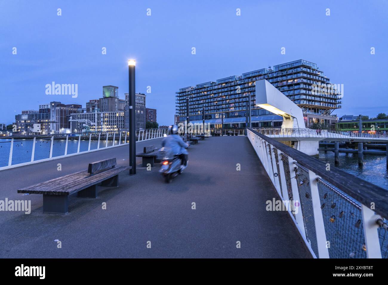 L'ex magazzino Fenix, lasciato, dal 1923, distrutto durante la guerra, rinnovato nel 2019, convertito in un edificio residenziale e commerciale, con hotel Foto Stock