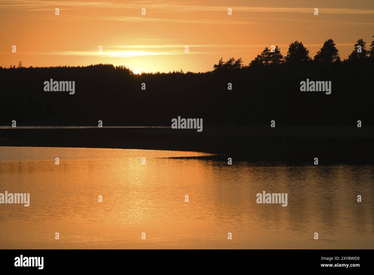 Tramonto con riflessione su un lago svedese in piccolo. Atmosfera romantica della sera. Paesaggio girato dalla Scandinavia in natura Foto Stock