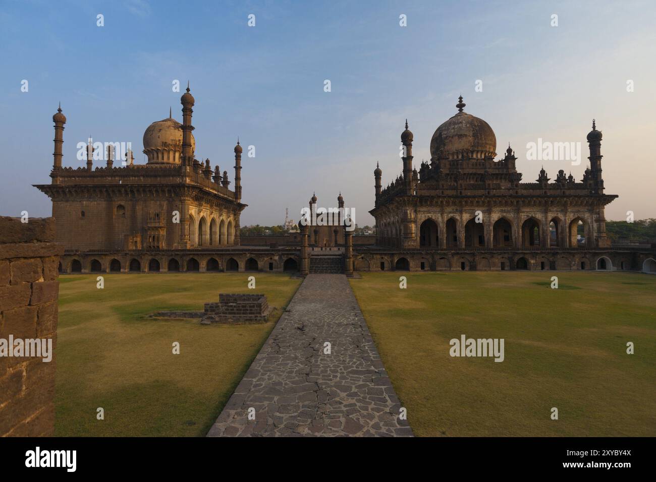 Un sentiero si estende fino alla parte posteriore del mausoleo storico, l'Ibrahim Roza, un famoso monumento a Bijapur, India, per cui si presume sia stata fonte di ispirazione Foto Stock