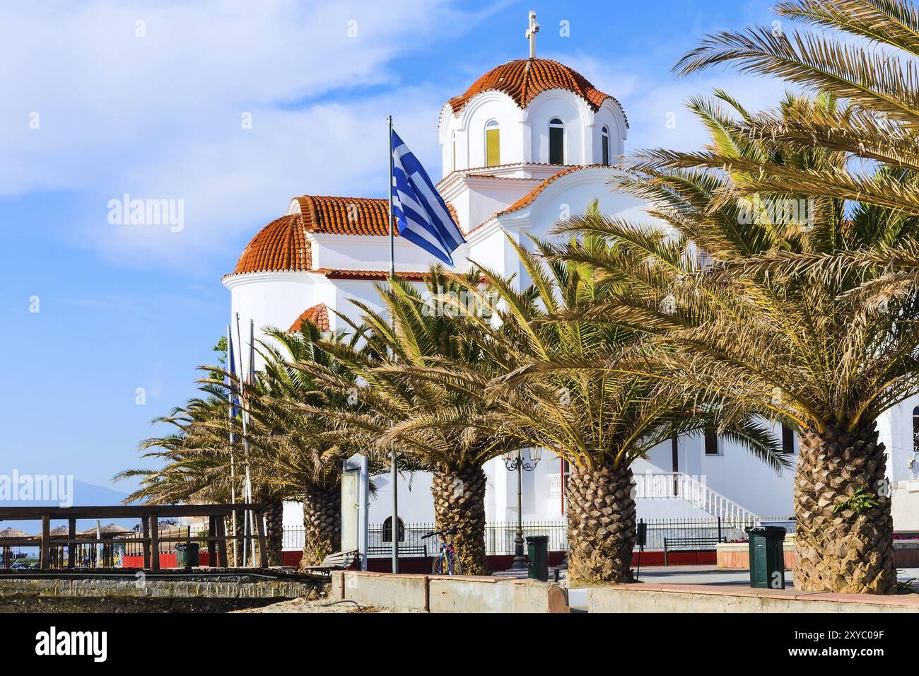 Chiesa greco-ortodossa a Paralia Katerini, molo in legno, palme e spiaggia sabbiosa, Grecia, Europa Foto Stock