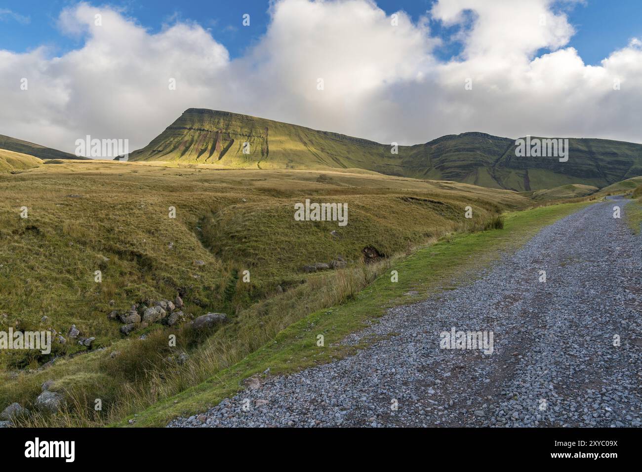 Nuvole sopra il Bannau Sir Gaer (Picws Du) in Carmarthen ventole in Carmarthenshire, Dyfed, Wales, Regno Unito Foto Stock