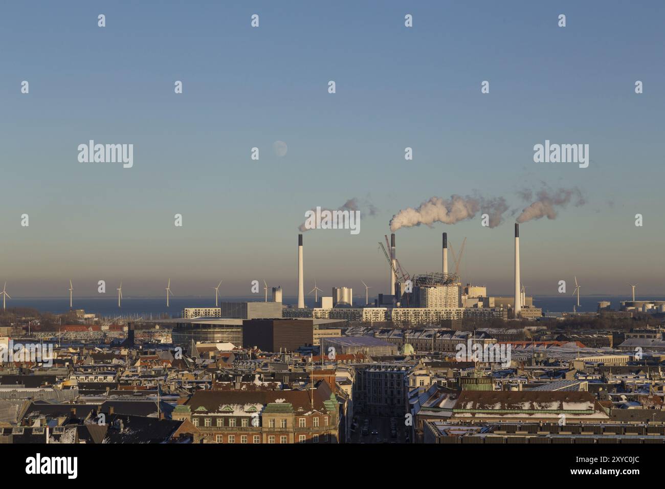 Copenaghen, Danimarca, 21 gennaio 2016: Vista dello skyline con la centrale elettrica di Amager dalla torre del castello di Christiansborg, Europa Foto Stock