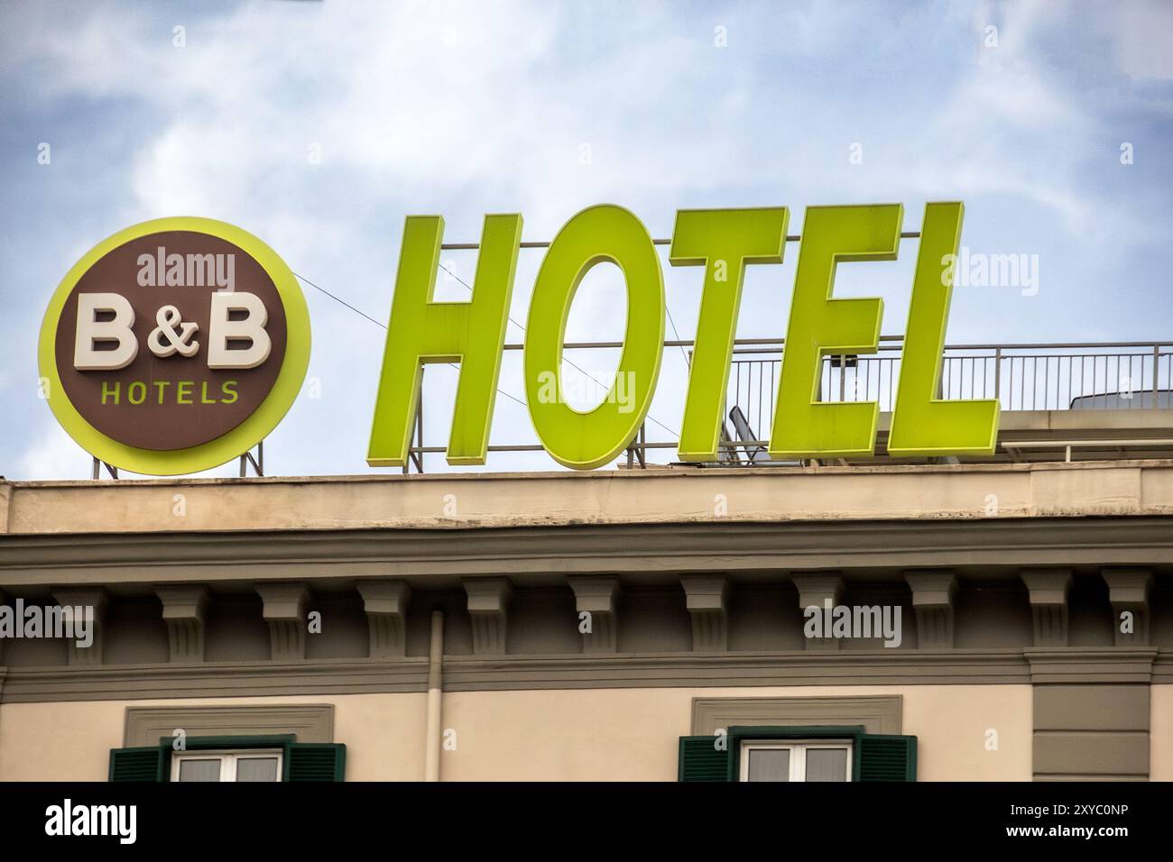 Vista del logo sulla facciata di un edificio B&B. Foto Stock