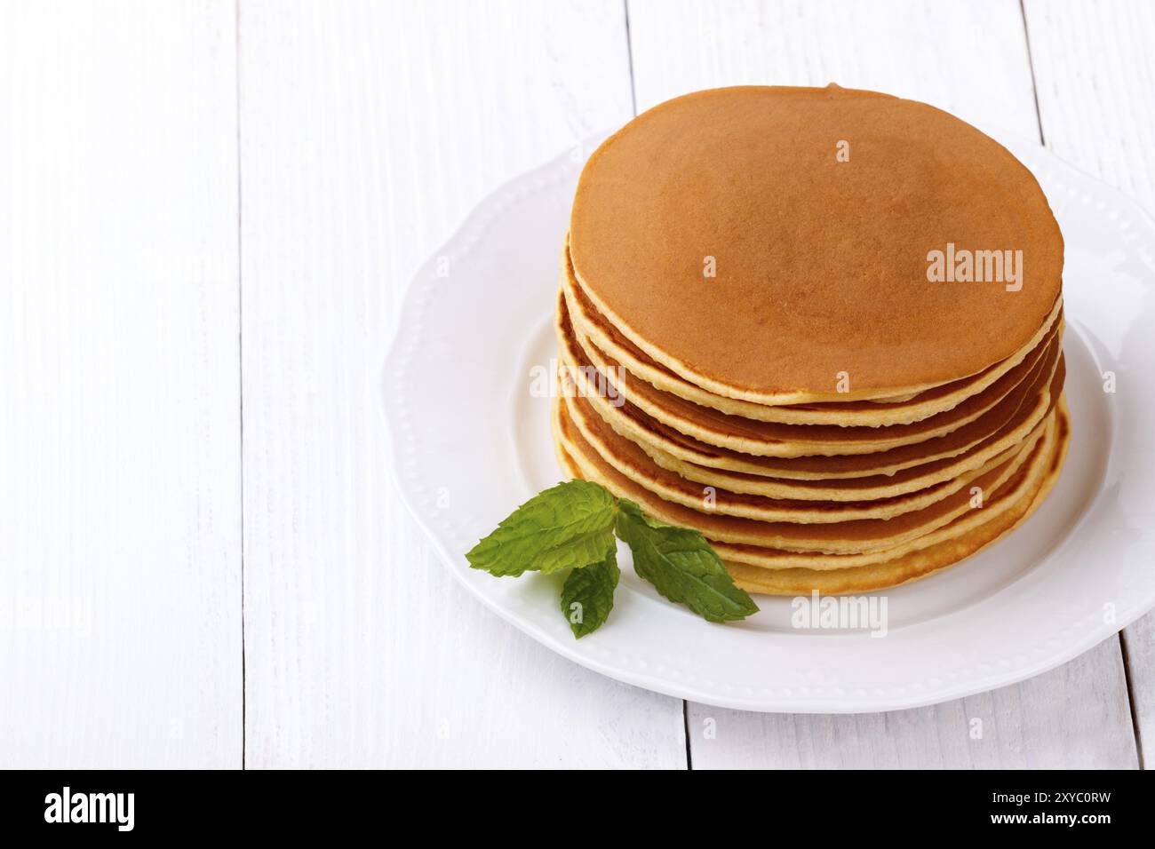 Pila di casalinga frittelle americana servita su piastra bianca Foto Stock