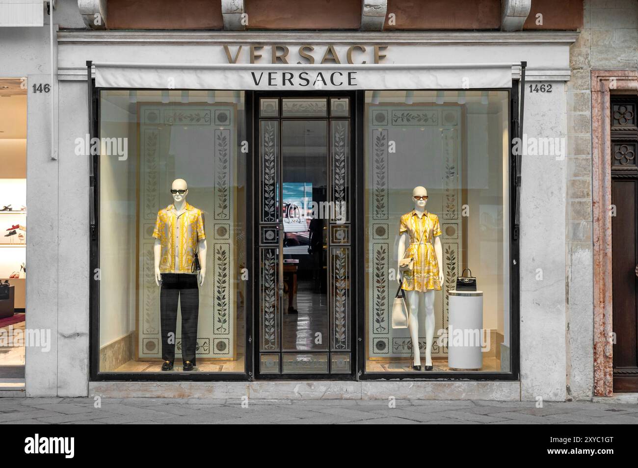 Vetrina boutique Versace a Venezia, Italia, con manichini che indossano gli ultimi stilisti del marchio Foto Stock