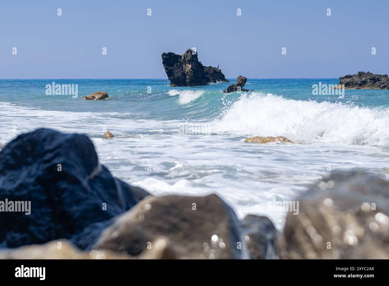 Le onde hanno colpito la spiaggia di Kathisma Foto Stock