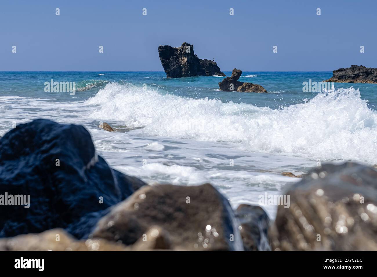 Forme d'onda colpendo la riva Foto Stock