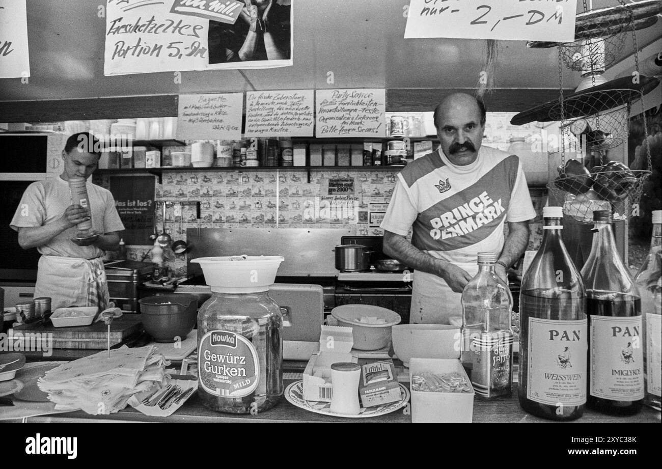 Germania, Berlino, 01.06.1991, stand di snack turchi presso la stazione Frankfurter Allee S-Bahn, Europa Foto Stock