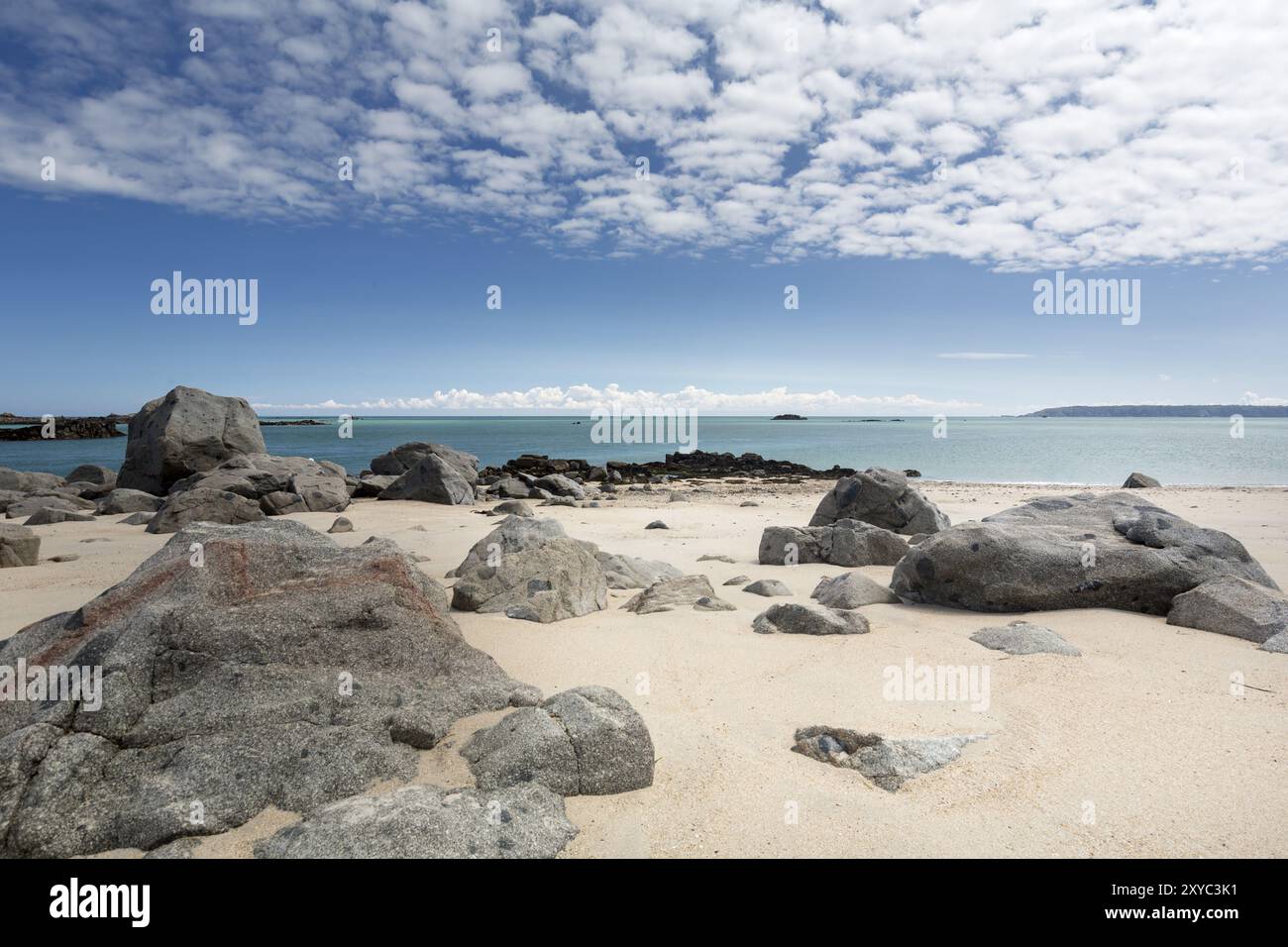 Pietre sulla spiaggia sull'isola del Canale di Herm, Regno Unito Foto Stock