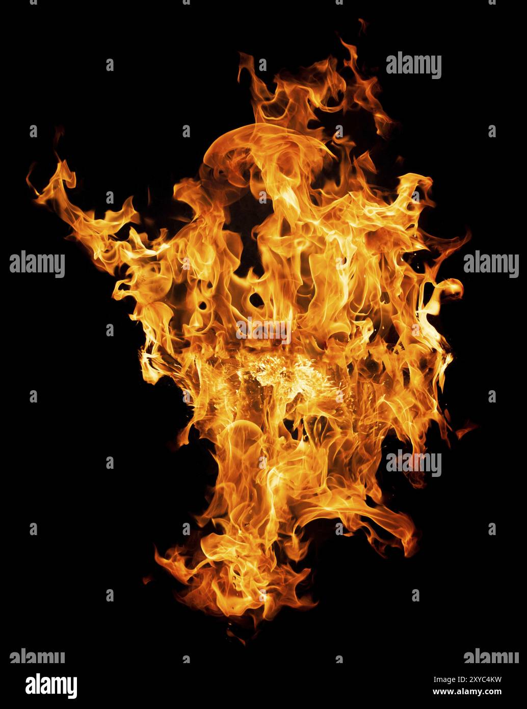 Fiamme, isolate su sfondo nero. Foto vera Foto Stock