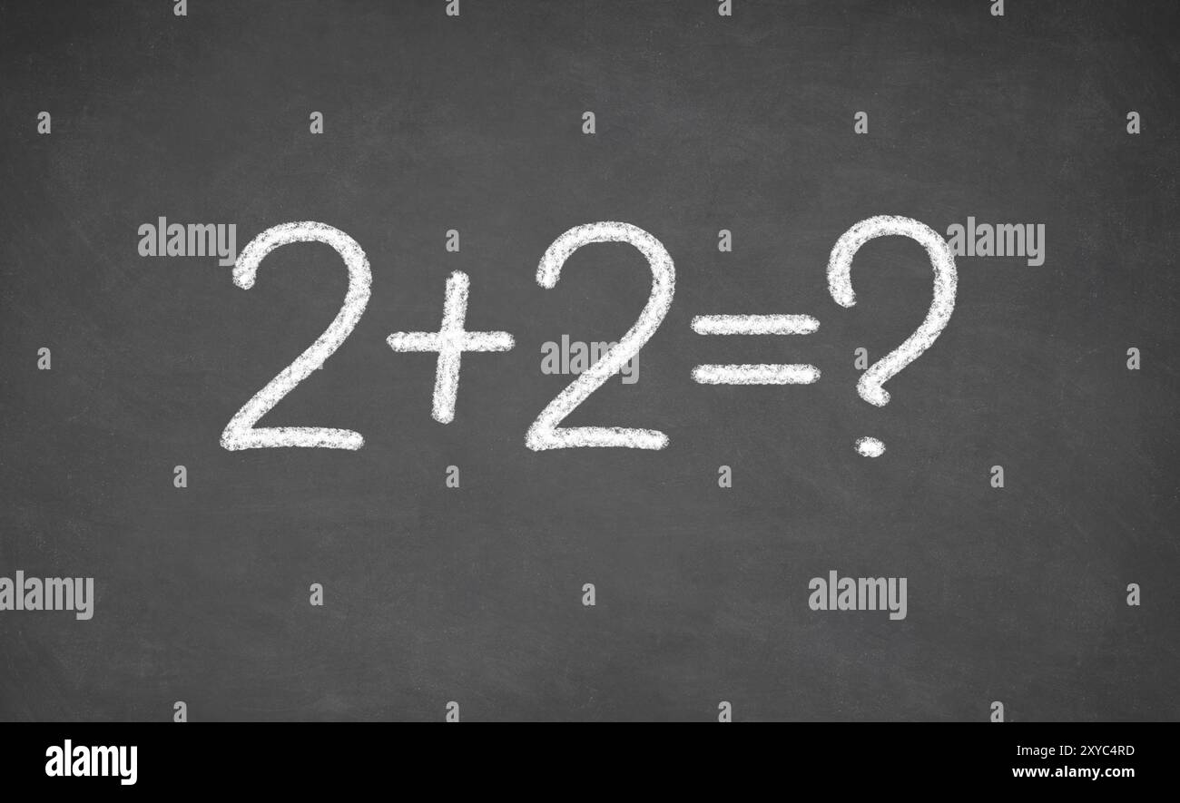 Semplice equazione matematica. lavagna con le parole di due più due Foto Stock