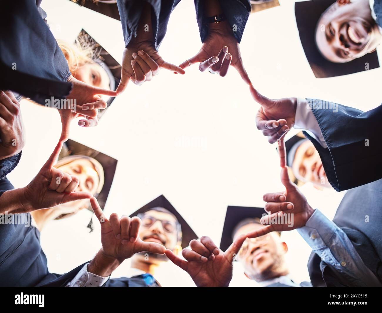 Mani, cerchia e studenti per lauree, celebrazioni e università all'aperto con successo accademico. Laureato, link e persone per il raggiungimento dei risultati Foto Stock