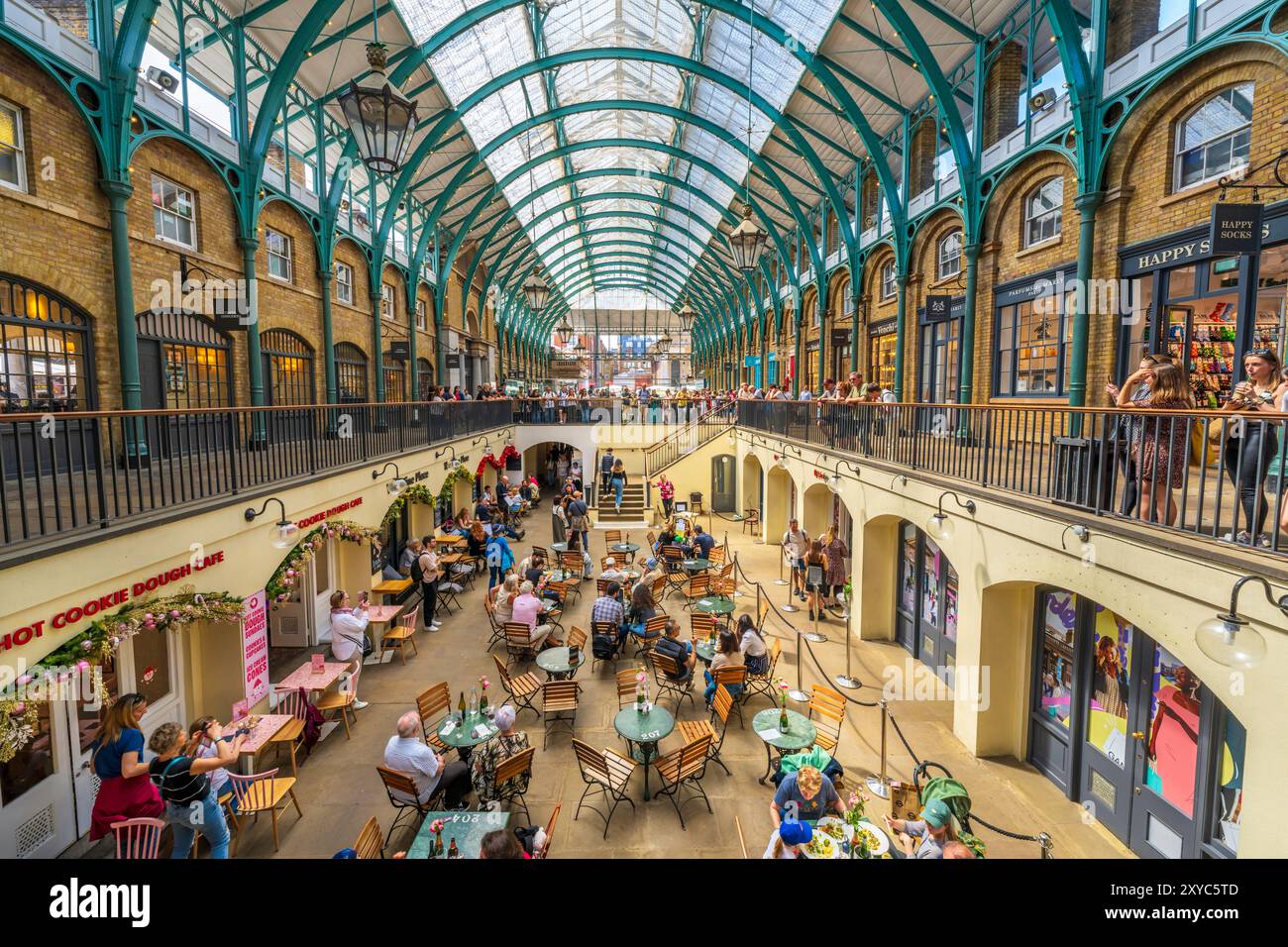 All'interno dell'edificio Covent Garden Market Square. Panorama londinese di Covent Garden con gente che fa shopping, mangia e si rilassa. Londra, la vita cittadina del Regno Unito, lo stile di vita. Foto Stock