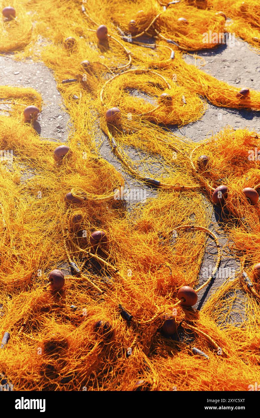 Dall'alto della rete di pesca dorata aggrovigliata con filo di tick sul bordo in campagna Foto Stock