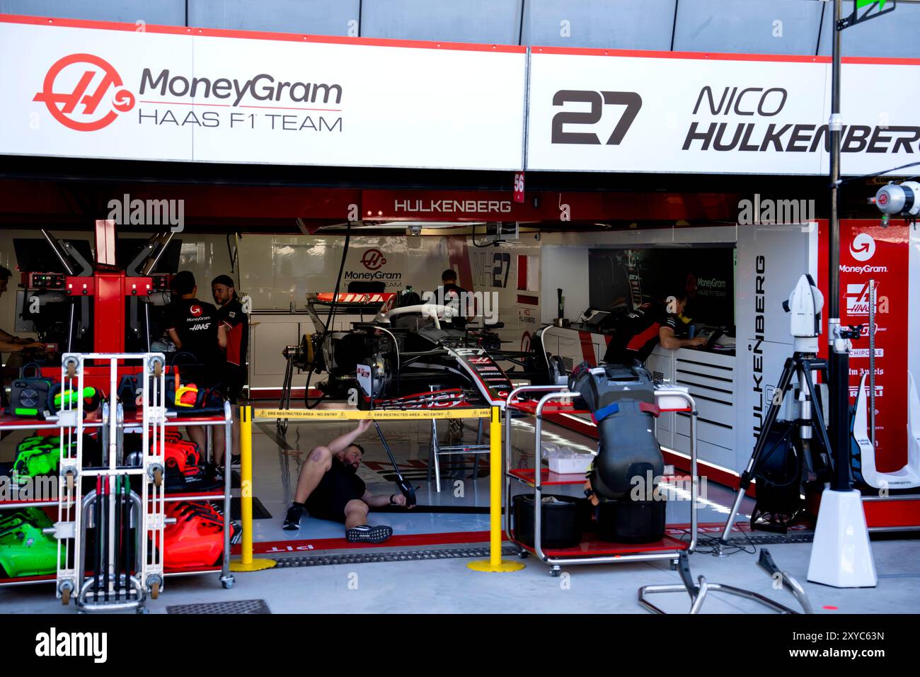 MONZA - i meccanici del Team Haas F1 stanno lavorando alla vettura di Nico Hulkenberg sul circuito dell'autodromo Nazionale di Monza in vista del Gran Premio d'Italia. LEVIGATRICE ANP KONING Foto Stock