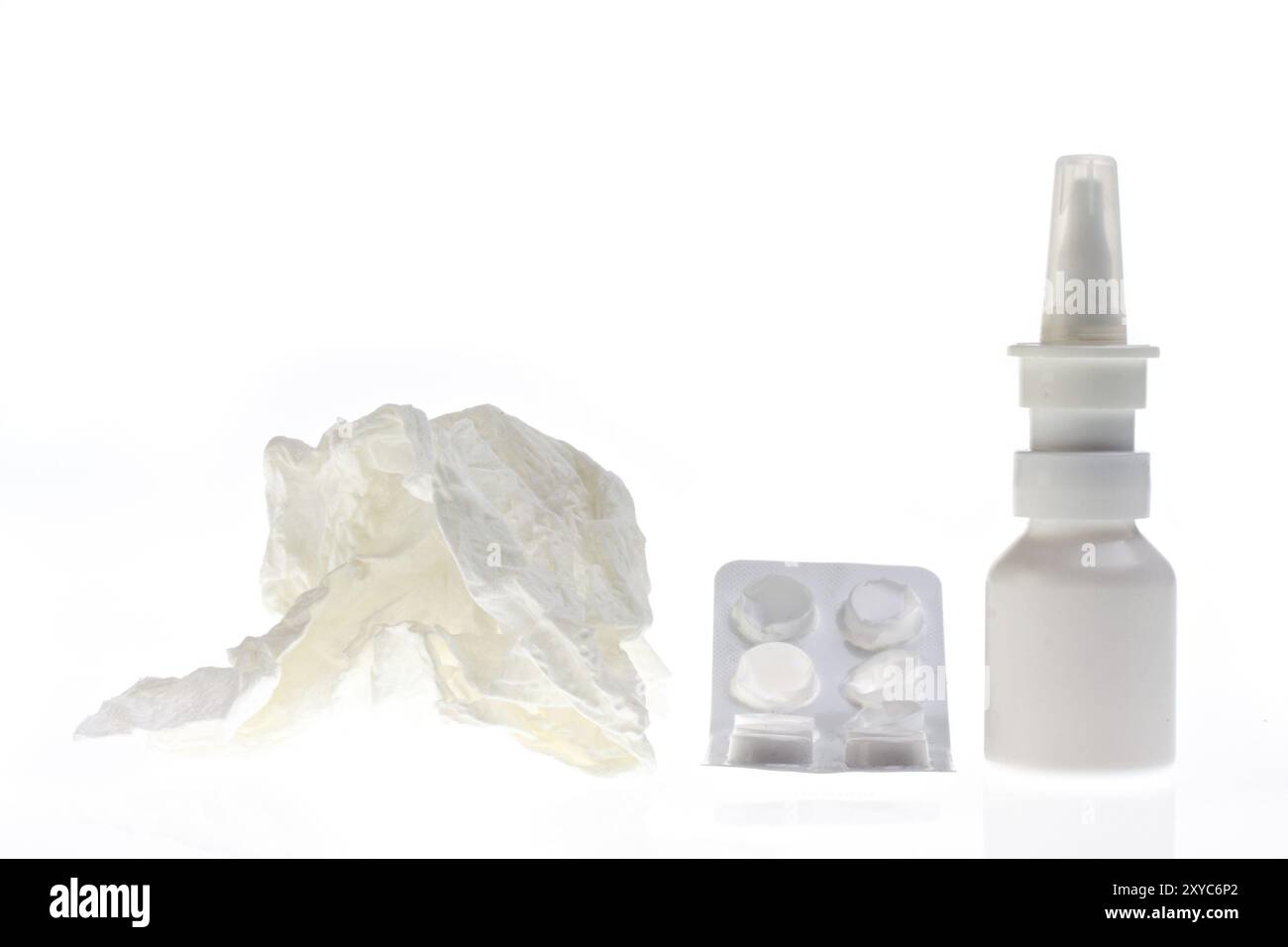 Spray nasale, blister e fazzoletto isolati su bianco Foto Stock