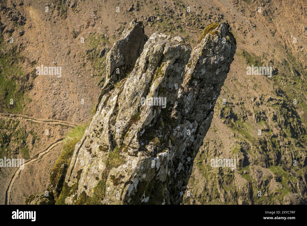 Una pila di pietra con il Pyg via in background, visto da Mount Snowdon, Gwynedd, Wales, Regno Unito Foto Stock