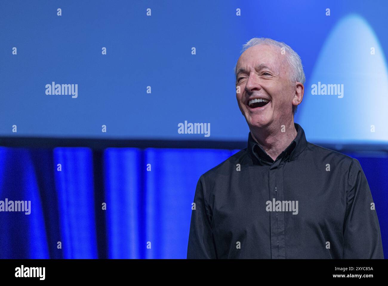 Bonn, Germania, 8 giugno 2019: Anthony Daniels (*1946, attore inglese, C-3PO in Star Wars) parla delle sue esperienze in Star Wars al FedCon 28, in Europa Foto Stock