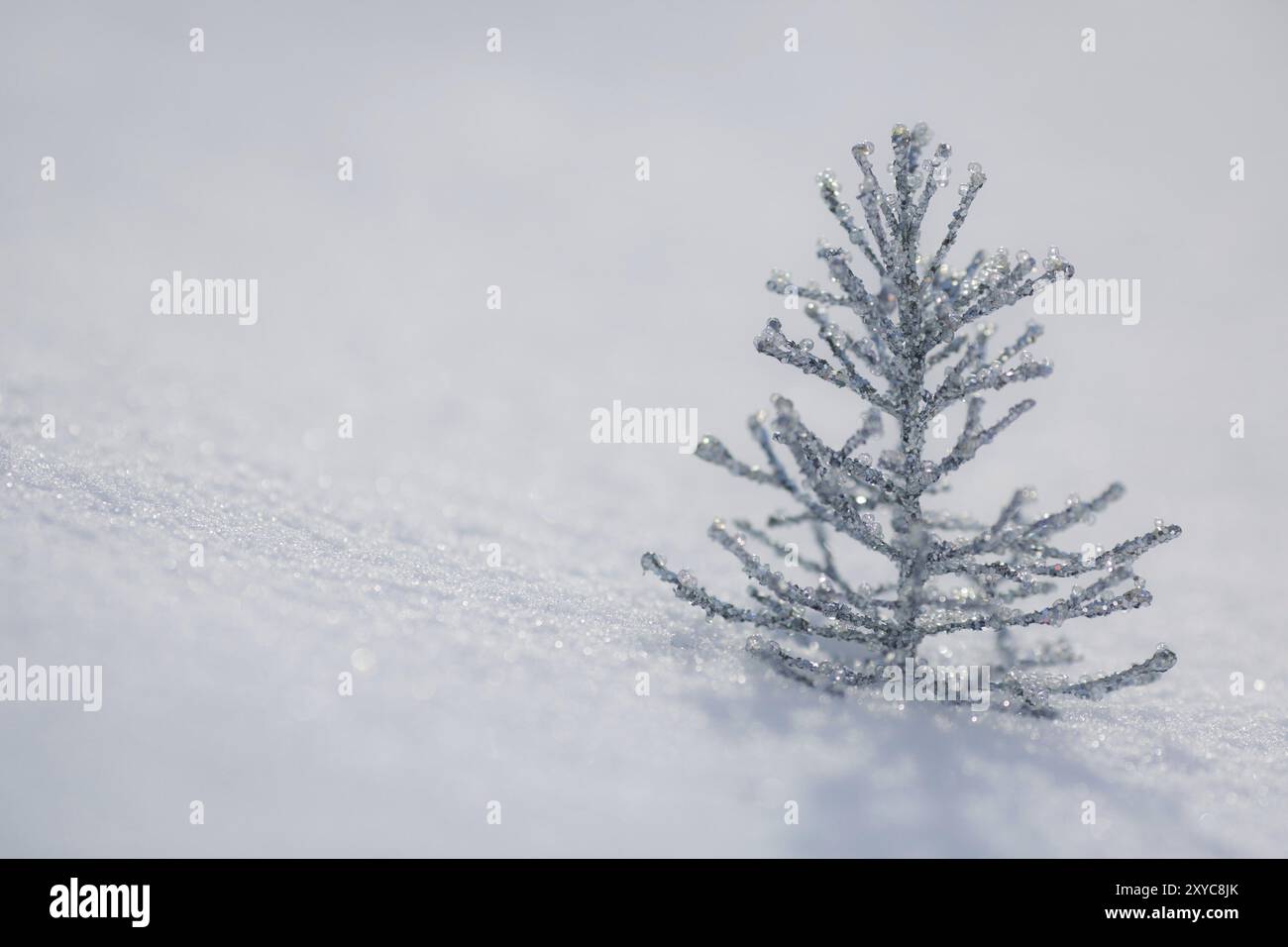 Decorazioni con alberi di Natale in argento su neve vera all'aperto. Concetto di vacanza invernale Foto Stock