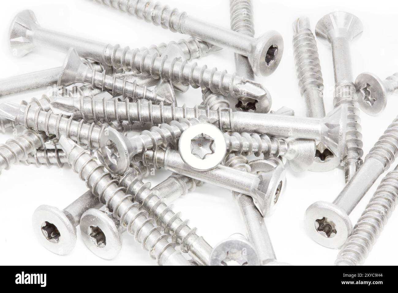 Viti di legno su sfondo bianco, grande DOF Foto Stock