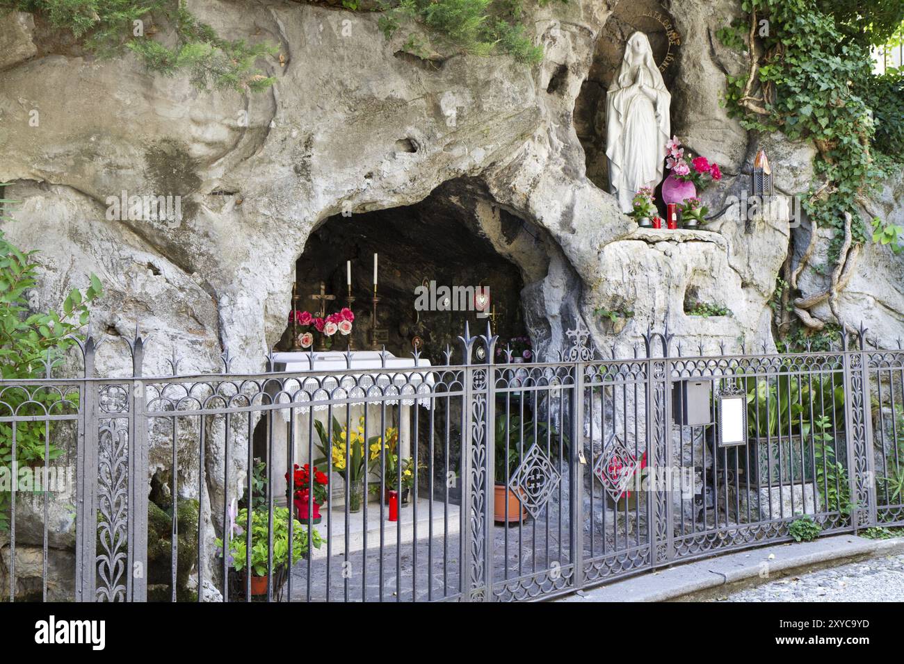 Edicola con grotta di roccia in Italia Foto Stock
