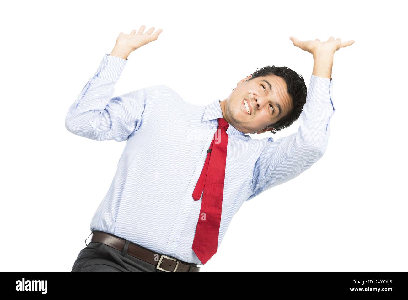 Un impiegato ispanico in difficoltà in abiti da lavoro con le braccia che si spingono verso l'alto, resistono al peso schiacciante, oggetti sottoposti a forti sollecitazioni, sentendosi p Foto Stock