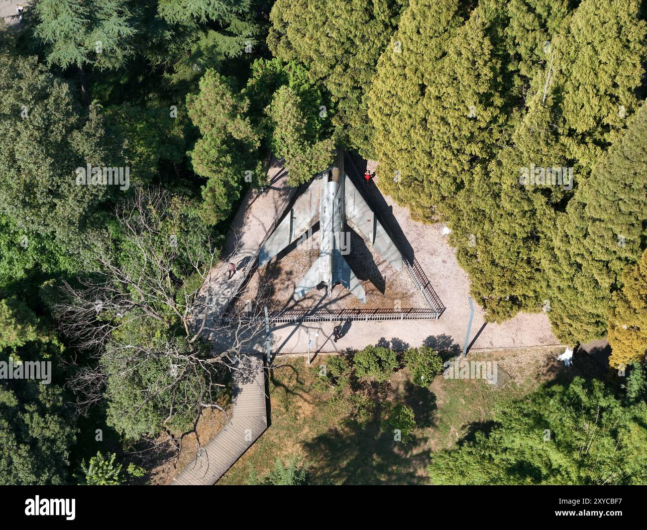 GUIYANG, CINA - 21 AGOSTO 2024 - un aereo da combattimento abbandonato è diventato una nuova e unica attrazione nel parco Huaxi a Guiyang, provincia di Guizhou, agosto Foto Stock
