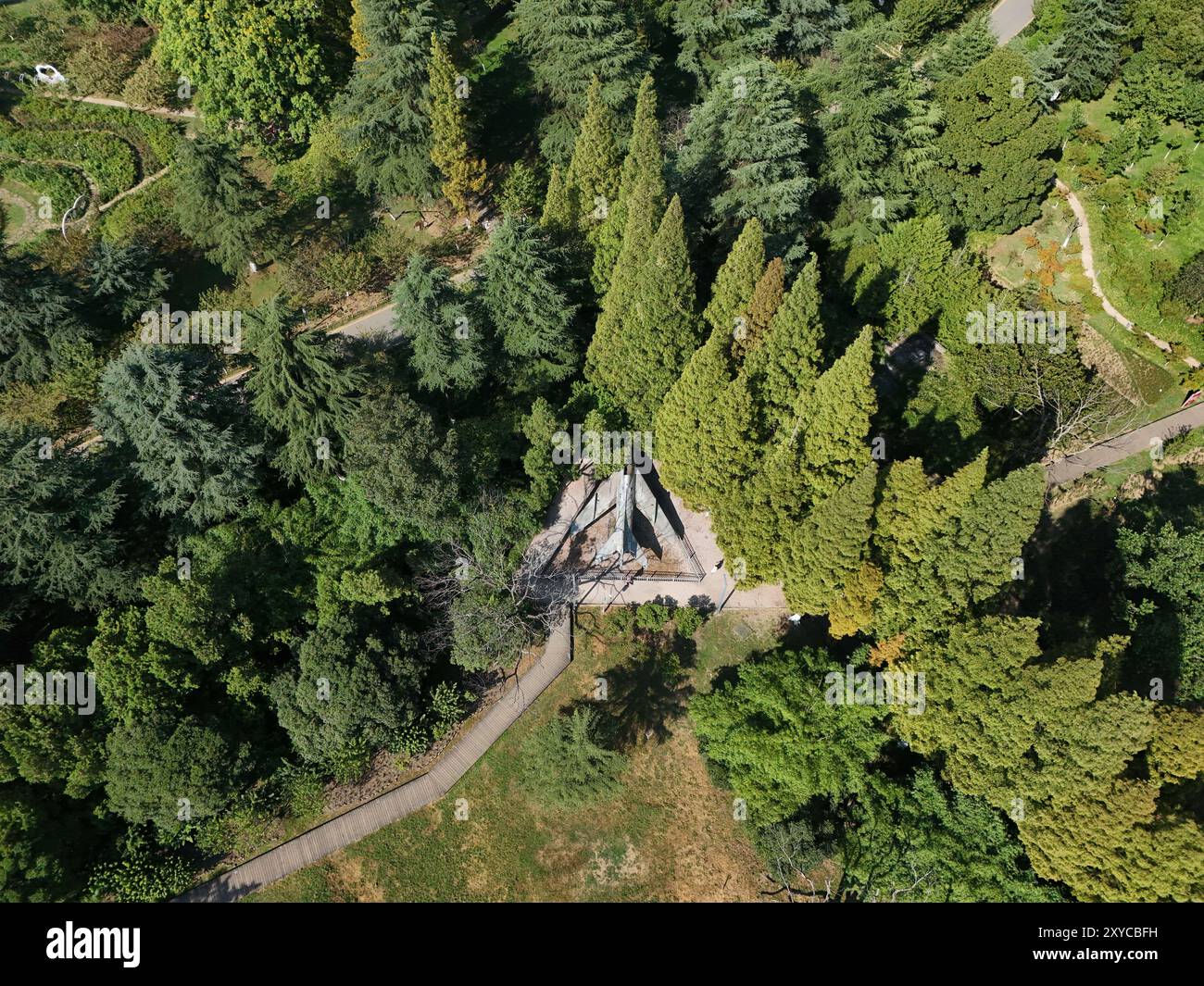 GUIYANG, CINA - 21 AGOSTO 2024 - un aereo da combattimento abbandonato è diventato una nuova e unica attrazione nel parco Huaxi a Guiyang, provincia di Guizhou, agosto Foto Stock